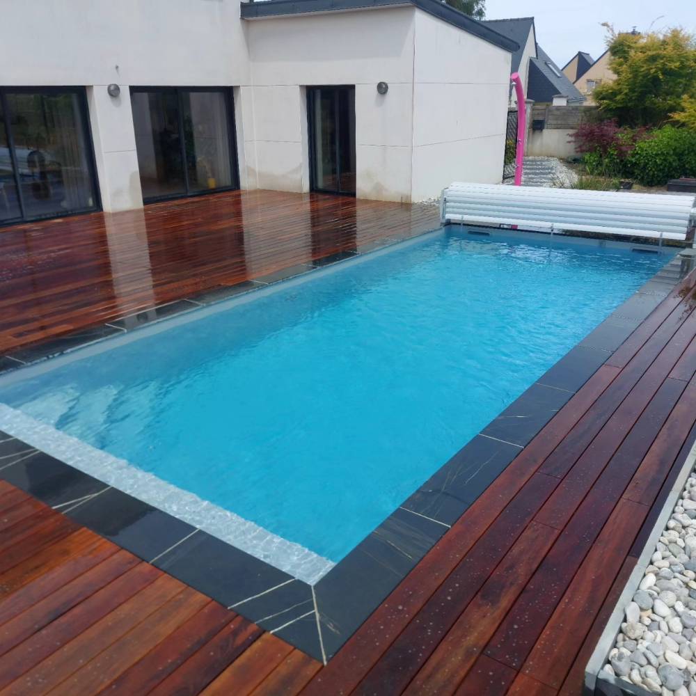 Terrasse bois exotique et margelle ardoise
